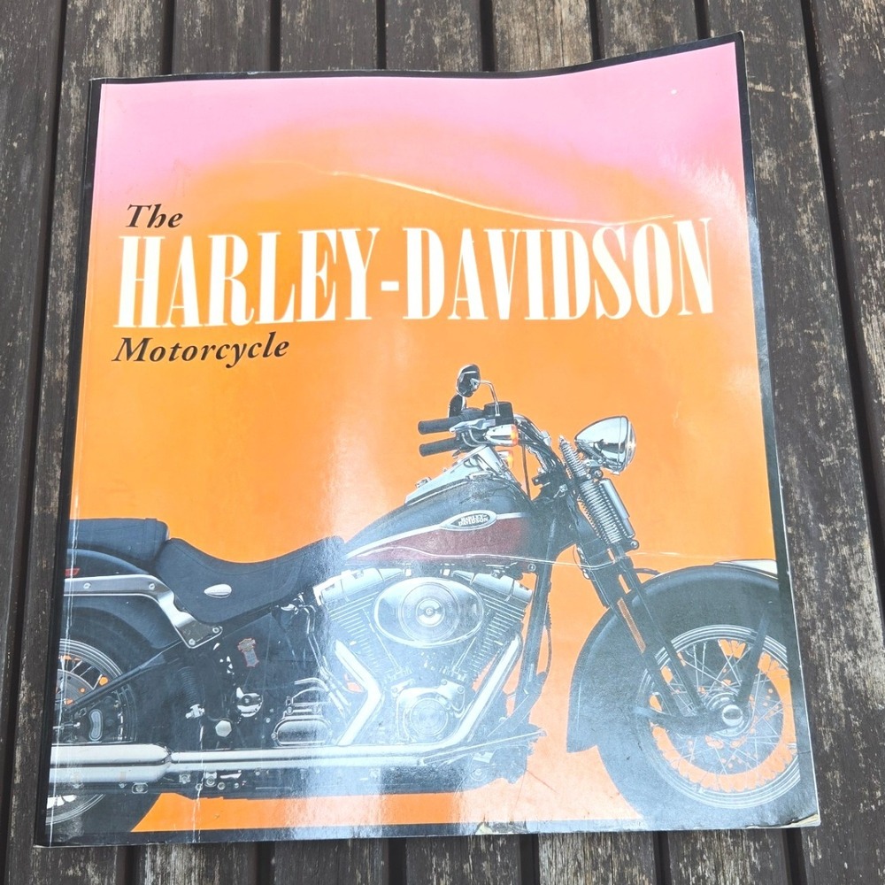The Harley-Davidson Motorcycle Book Crestline 2007